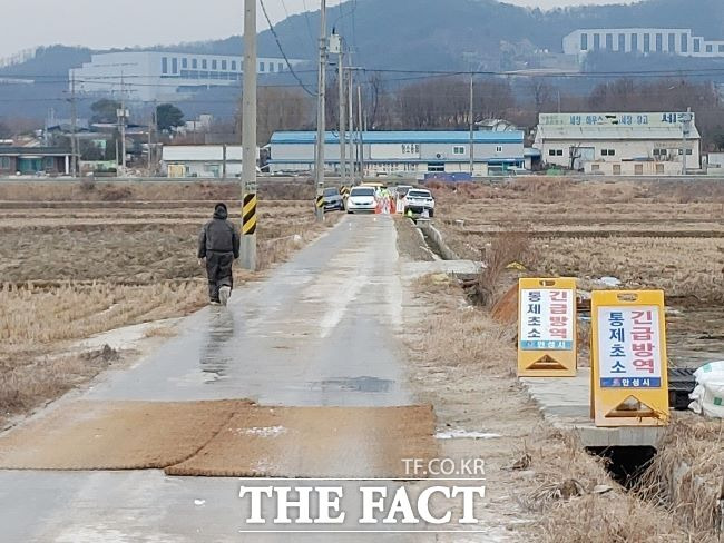 경기도 방역당국이 지난 8일 고병원성 조류인플루엔자가 확진된 안성의 한 산란계 농장에서 차단방역을 실시하고 있다./경기도