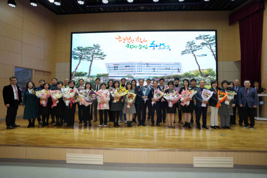 충남교육청이 10일 진로융합교육원 대강당에서 지난해 하반기 모범공무원 정부포상 전수식을 하고 있다. 사진=충남교육청