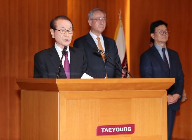 윤세영 태영그룹 창업회장이 9일 오전 서울 여의도 태영건설 본사에서 열린 워크아웃 기자회견에서 입장문을 발표하고 있다. ⓒ뉴시스