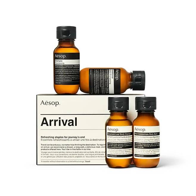 이솝 어라이벌 - 샴푸, 컨디셔너, 상쾌한 향 제라늄 리프 바디 클렌저, 라인드 컨센트레이트 바디 밤으로 구성돼 여행 또는 운동 시 유용한 키트. 각 50mL, 세트 4만3천원.
