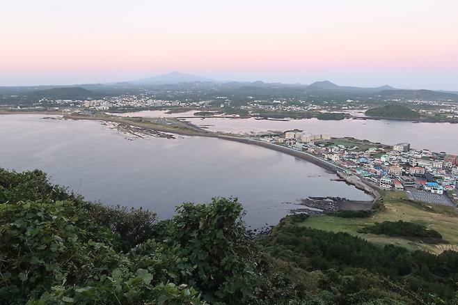 성산일출봉에서 본 광치기해변과 오조리와 성산리.