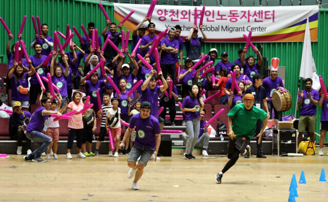 2019년 9월1일 서울 송파구 잠실실내체육관에서 열린 제9회 서울시 외국인노동자 체육대회에서 참가자들이 이어달리기를 하며 즐거운 시간을 보내고 있다. 강창광 선임기자 chang@hani.co.kr