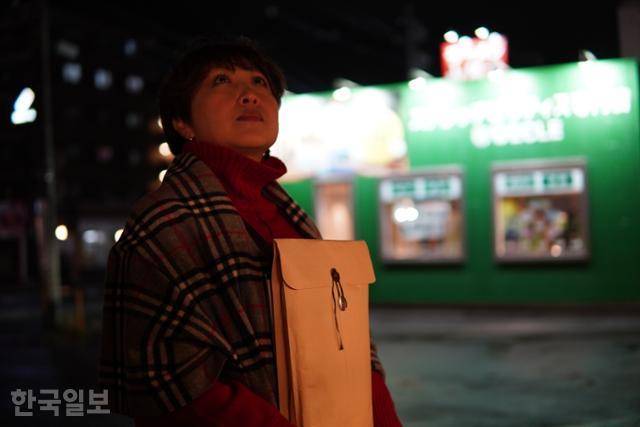 나가누마 마스미가 일본 니가타시의 카페 앞에서 하늘을 쳐다보고 있다. 박지영 기자