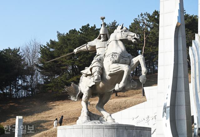 탑정호 인근 계백장군유적지에 말을 탄 장군상이 세워져 있다.