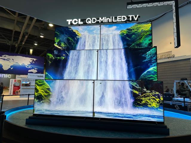 CES 2024 개막을 하루 앞둔 8일 미국 라스베이거스 컨벤션센터 센트럴홀에 마련된 중국 TCL 전시장. 퀀텀닷(QD) 미니 발광다이오드(LED) TV 6대를 이어 붙여 만든 초대형 TV에서 폭포 영상이 재생되고 있다. 라스베이거스=이서희 특파원