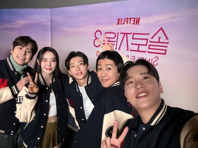 (왼쪽부터) '솔로지옥3' MC 규현, 이다희, 덱스, 홍진경, 한해.