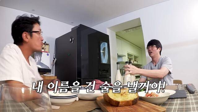 가수 성시경이 자신의 이름을 내건 막걸리 출시를 준비하고 있다. 성시경 유튜브 콘텐츠 '먹을텐데' 캡처