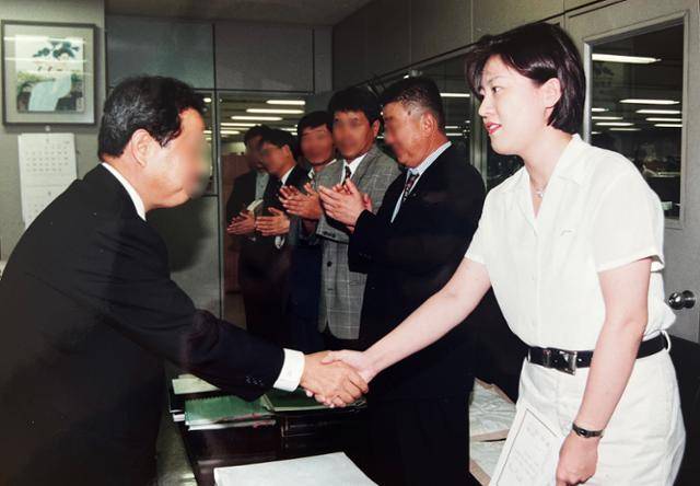 1991년 동아일보 입사 당시 그는 신입기자 중 ‘유일한 여자’였다. 일 자체는 재미있었지만 신문사라는 조직은 좀처럼 호락호락하지 않았다. 김희경씨 제공