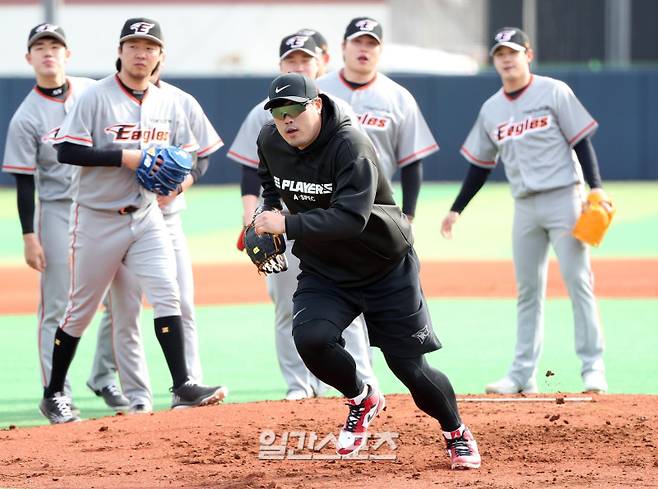 지난 2022년 2월 9일 경남 거제시 하청스포츠타운에서 한화 이글스 선수들과 함께 훈련 하는 류현진. 거제=김민규 기자 kim.mingyu@joongang.co.kr /2022.02.09/"