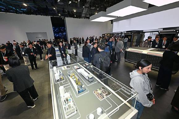관람객들이 현대자동차 CES 2024 전시관을 찾아 전시물을 둘러보는 모습. [사진=현대자동차]