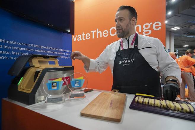 네덜란드 스타트업 섀비는 소비전력을 낮춰 탄소배출을 줄인 새로운 형태의 오븐을 제안한다 / 출처=IT동아