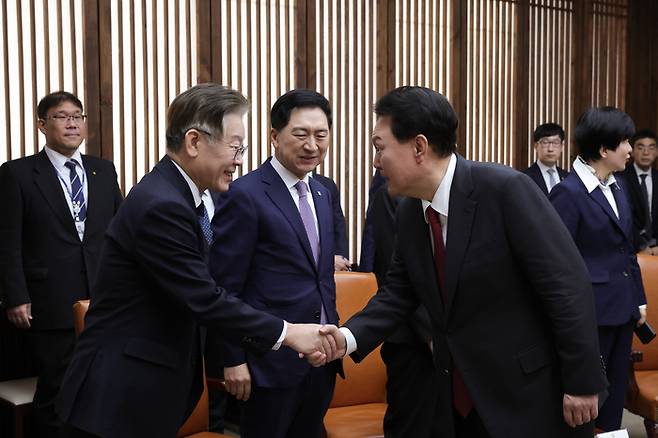 윤석열 대통령이 지난해 10월31일 2024년도 정부 예산안 시정 연설에 앞서 국회의장 접견실에서 이재명 더불어민주당 대표와 인사하고 있다.  대통령실사진기자단