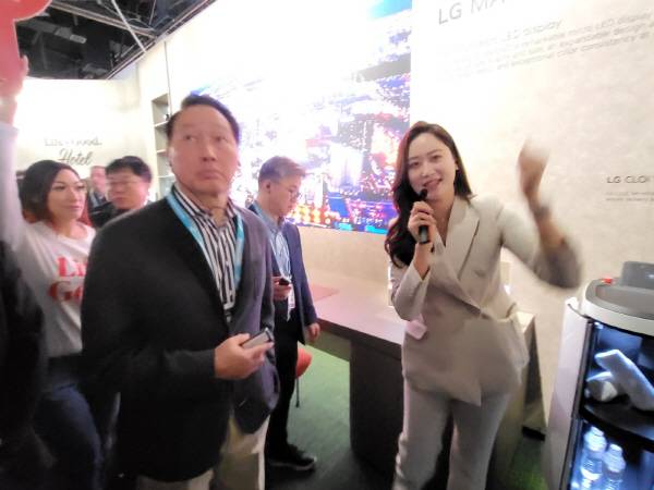 최태원 SK그룹 회장이 9일(현지시간) 미국 라스베이거스에서 개막한 세계 최대 가전·IT 전시회 ‘CES 2024’에서 LG전자 부스를 둘러보고 있다. 연합뉴스