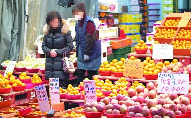 9일 서울 시내 전통시장에서 시민들이 과일을 고르고 있다. 연합뉴스