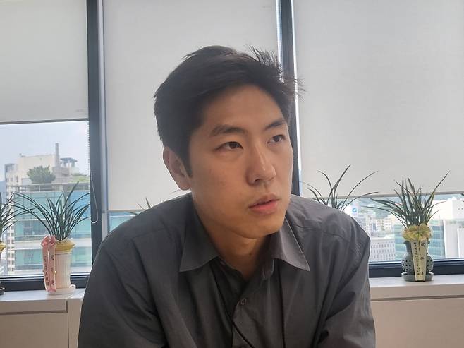 ▲ 미디어오늘과 인터뷰하고 있는 권상민 기자. 사진=박재령 기자