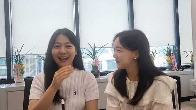▲ 미디어오늘과 인터뷰하고 있는 이경민 인턴과 김다래 인턴. 사진=박재령 기자