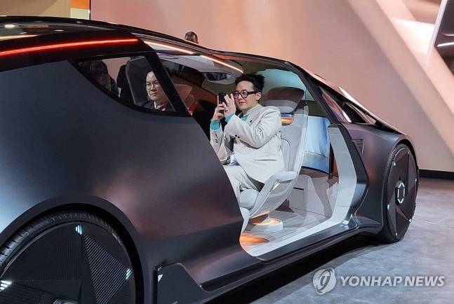 LG전자 ‘알바블’ 실내를 촬영하고 있는 지드래곤. [사진출처 = 연합뉴스]