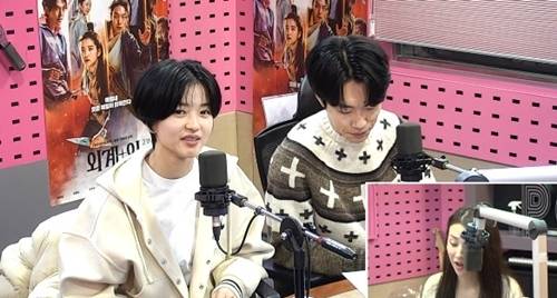 배우 류준열과 김태리가 찐친 케미를 뽐냈다. 사진 = SBS ‘박하선의 씨네타운’ 캡처