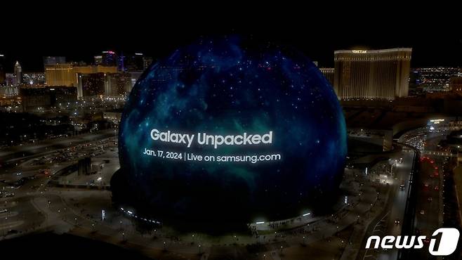 8일(현지시간) 미국 라스베이거스의 랜드마크 스피어(Sphere)에서 삼성전자의 '갤럭시 언팩' 디지털 티징 영상이 공개되고 있다.  이 영상에는 오는 17일 '삼성 갤럭시 언팩'을 통해 공개될 갤럭시 AI와 신제품에 대한 내용이 담겼다. (삼성전자 제공) 2024.1.10/뉴스1