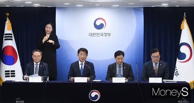 왼쪽부터 고기동 행정안전부 차관, 박 장관, 김주현 금융위원장, 김병환 기획재정부 제1차관./사진=장동규 기자