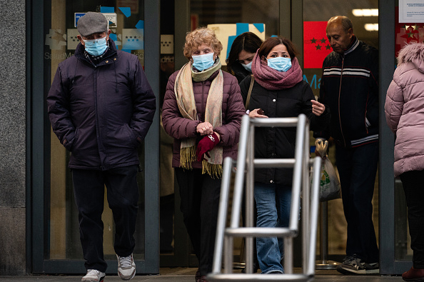 스페인 마드리드에 위치한 라파스 병원에서 사람들이 마스크를 착용한 채 병원을 빠져나오고 있다. 스페인 정부 최근 코로나19와 독감 환자가 증가함에 따라 의료기관에서 마스크 착용을 다시 의무화했다. [게티이미지]