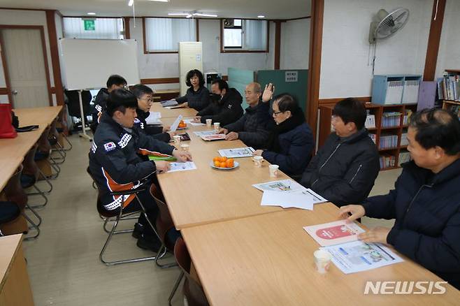 [용인=뉴시스] 용인소방서의 피난요령 컨설팅. (사진=용인소방서 제공) 2024.01.10. photo@newsis.com