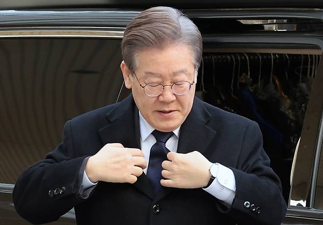 이재명 더불어민주당 대표가 지난달 8일 오전 서울 서초구 서울중앙지방법원에서 열린 ‘故 김문기·백현동 특혜 의혹 발언’ 관련 공직선거법 위반 혐의 16차 공판에 출석하기 위해 차에서 내리고 있다. 뉴시스