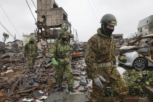 일본 자위대 장병들이 10일 이시카와현 와지마 시내에서 잔해 수색작전을 벌이고 있다.외자마 교도 연합뉴스