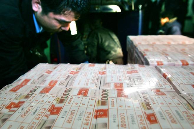 2006년 1월2일&nbsp;5000원권 신권이&nbsp;서울 한국은행에서&nbsp;각 은행으로 발송되고 있다. ⓒ연합뉴스