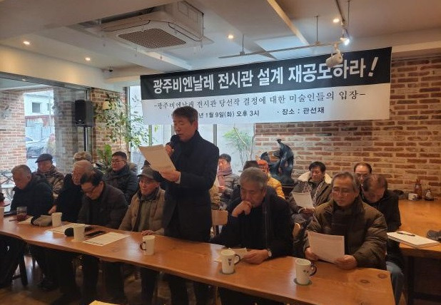 9일 광주 동구 예술의 거리에서 열린 기자회견에서 오건탁 전 광주시립미술관장이 '광주비엔날레전시관 당선작 결정에 대한 미술인들의 입장'을 낭독하고 있다.ⓒ독자 제공