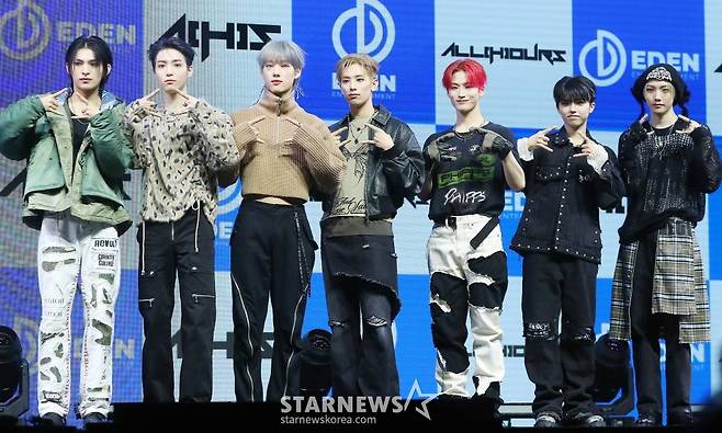 신인 그룹 올아워즈(ALL(H)OURS)가 10일 오후 서울 광진구 예스24 라이브홀에서 진행된 첫 번째 미니 앨범 'ALL OURS(올아워즈)' 발매 기념 쇼케이스에 참석해 포즈를 취하고 있다.  데뷔 앨범 'ALL OURS'에는 'Drift(드리프트)', '으랏차차(GOTCHA)', 'WAO WAO(와오 와오)', 'Racer(레이서)', 'ALL OURS(올아워즈)' 등 올아워즈의 거침없는 패기가 돋보이는 다섯 곡이 수록됐다. 2024.01.10 /사진=김창현