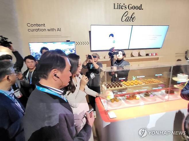 LG전자 부스 둘러보는 최태원 회장 (라스베이거스=연합뉴스) 장하나 기자 = 최태원 SK그룹 회장이 9일(현지시간) 미국 라스베이거스에서 개막한 세계 최대 가전·IT 전시회 'CES 2024'에서 LG전자 부스를 둘러보고 있다. 2024.1.10 hanajjang@yna.co.kr