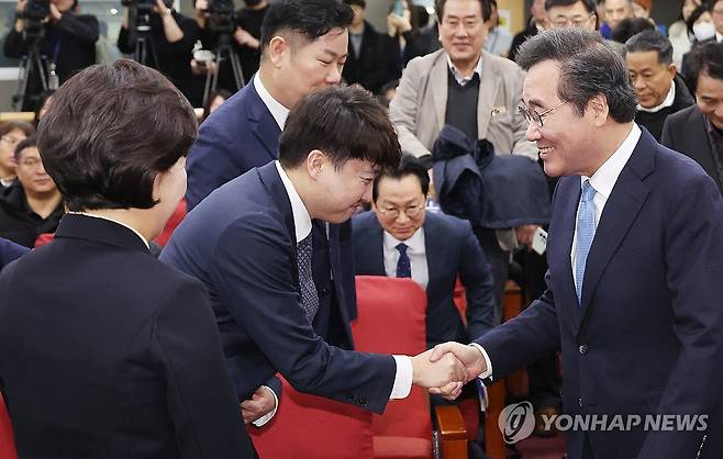 이낙연과 이준석 (서울=연합뉴스) 신준희 기자 = 신당 창당을 추진 중인 이준석 전 국민의힘 대표와 이낙연 전 더불어민주당 대표(오른쪽)가 9일 국회 의원회관에서 열린 한국의희망 양향자 대표 출판기념회에서 인사하고 있다. 2024.1.9 hama@yna.co.kr