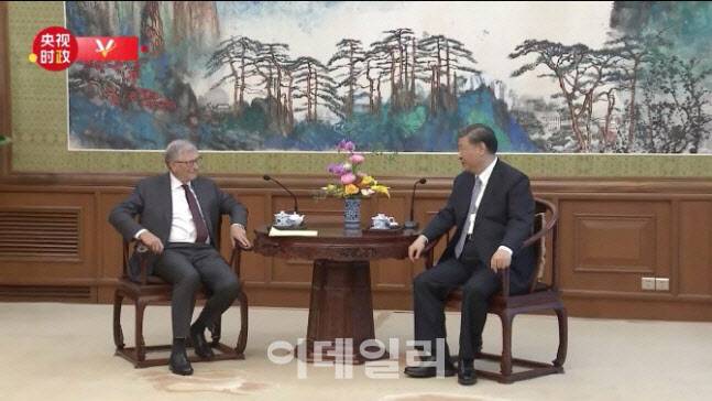 지난해 시진핑(오른쪽) 중국 국가주석이 빌 게이츠 마이크로소프트(MS) 공동창업자를 접견하는 모습.(사진=중국중앙(CC)TV 캡처)