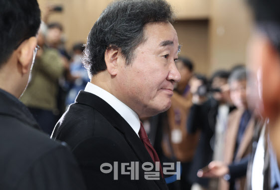 이낙연 전 더불어민주당 대표가 11일 오후 서울 여의도 국회 소통관에서 탈당 기자회견을 준비하고 있다.(사진=노진환 기자)