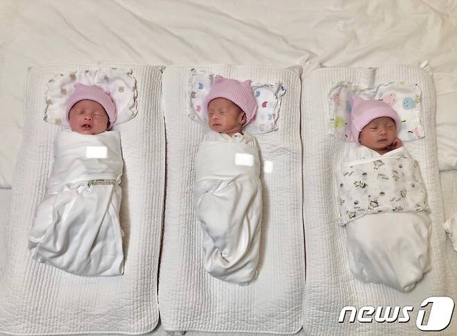 박광호 춘천경찰서 수사과 경사와 탁은희 대한적십자사 강원혈액원 간호사의 세 쌍둥이 딸. 왼쪽부터 첫째 혜원, 둘째 혜리, 셋째 혜슬. (박광호 경사 제공)