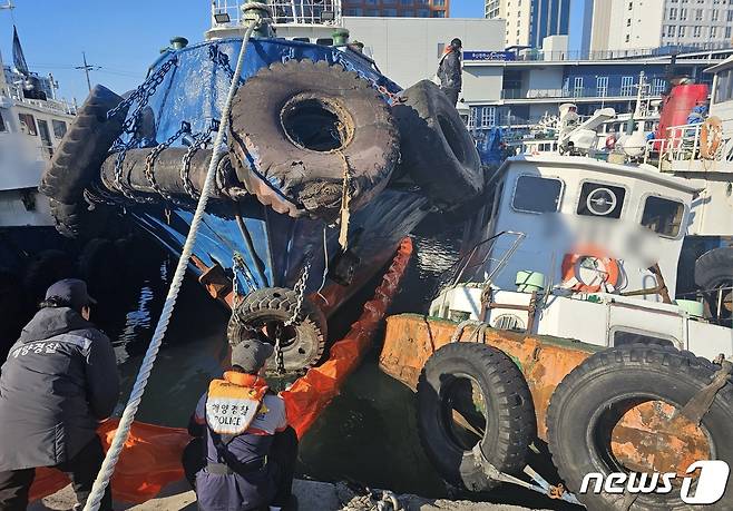 부산 영도구 봉래동 물양장에서 침몰하고 있는 선박(오른쪽)의 선수. (부산해경 제공)