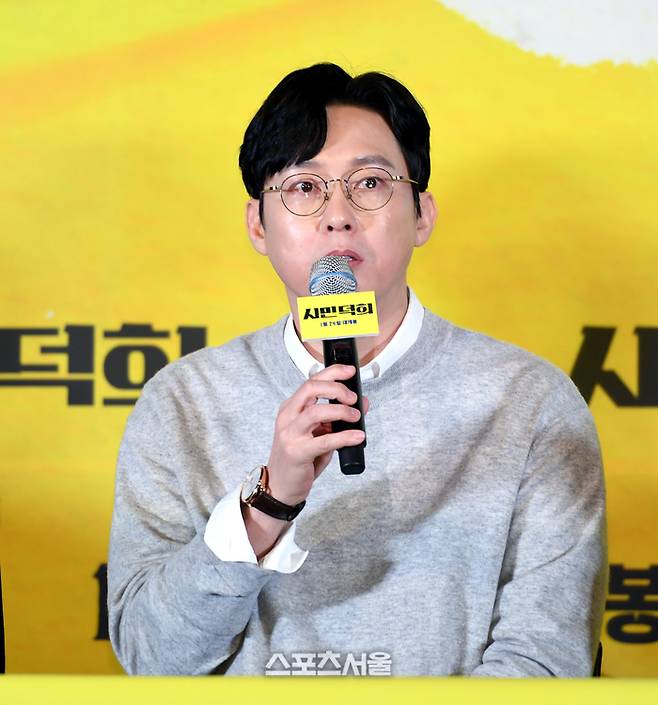 박병은이 11일 서울 용산구 CGV 용산아이파크몰에서 열린 영화 ‘시민덕희’ 언론시사회에서 질문에 답변하고 있다. 영화 ‘시민덕희’는 보이스피싱을 당한 평범한 시민 덕희(라미란 분)에게 사기 친 조직원 ‘재민’(공명 분)의 구조 요청이 오면서 벌어지는 통쾌한 추적극으로 24일 개봉 예정이다.2024. 1. 11.최승섭기자 thunder@sportsseoul.com