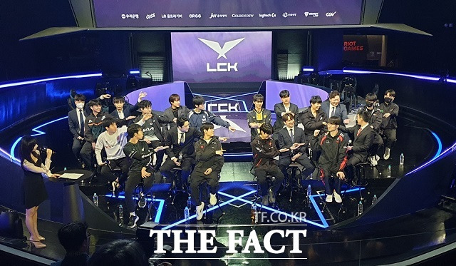 10일 오후 서울 종로구 롤파크에서 '2024 LCK 스프링' 개막 미디어데이가 열린 가운데 각 팀 감독과 선수가 우승 후보 팀을 지목하고 있다. /종로=최승진 기자