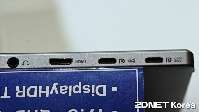 영상 입력 단자는 디스플레이포트(USB-C) 2개, HDMI 1개 등 총 3개다. (사진=지디넷코리아)