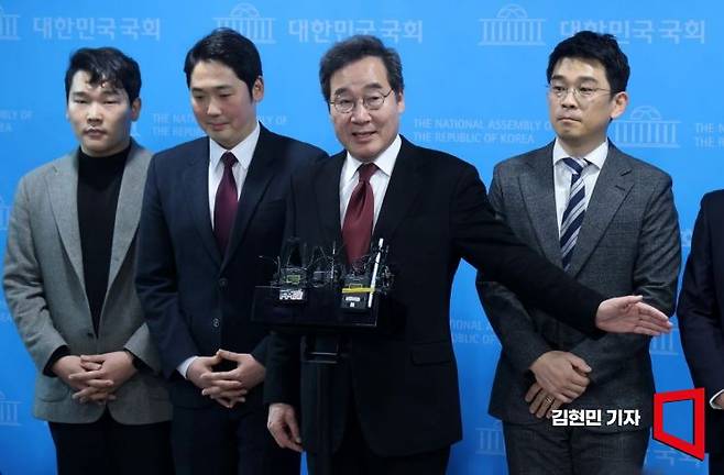 이낙연 전 더불어민주당 대표가 11일 국회 소통관에서 기자회견을 열고 탈당 및 신당 창당을 선언한 뒤 취재진의 질문을 받고 있다. 사진=김현민 기자 kimhyun81@