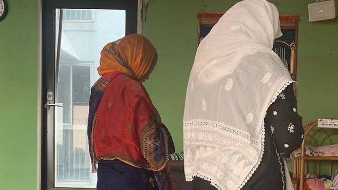 사토 료코(붉은색 히잡을 쓴 여성)는 이슬람 관습대로 묻히고 싶다고 했다