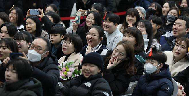 부흥초등학교에서 열린 제30회 졸업식에서 학생들이 활짝 웃고 있다./박성원 기자