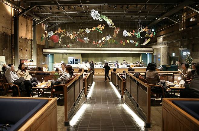 ‘경동 1960’ 내부. 특이한 구조물과 인테리어가 돋보인다. 박미향 기자