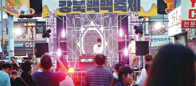 강북구는 지난해 9월 50여 종의 수제맥주와 100가지 안주가 있는 ‘백맥축제’룰 열었다. 주 무대가 있는 우이천과 백년시장에는 이틀간 4만3천여 명이 다녀갔다. 강북구 제공