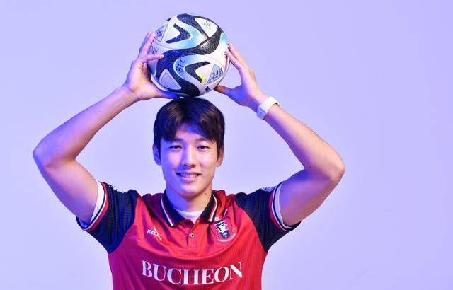 유튜브 채널 '우즈벡 용병'을 운영 중인 부천FC 소속 김보용이 최근 서울 중구 한국일보 사옥 내 스튜디오에서 공을 들고 사진 촬영을 하고 있다. 김예원 인턴기자