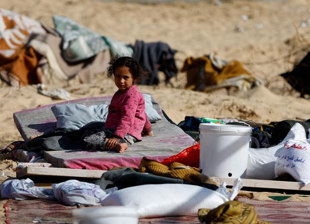 팔레스타인 어린이가 10일 가자지구 남부 라파에서 야외에 앉아 있다. 이스라엘군의 공격이 그나마 덜한 라파 등에 피란민이 대거 몰리면서 가자지구 인도주의적 위기가 심화하고 있다. 라파=로이터 연합뉴스