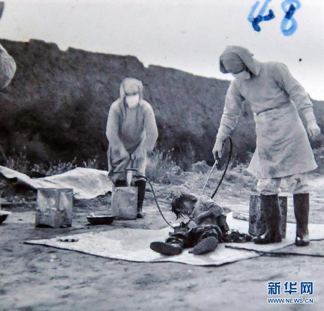 중국 지린성 기록보관소가 일본 관동군이 땅속에 묻고 간 731부대 관련 문서 속에서 발견했다며 공개한 사진들. 일본의 만주국 민생부 보건국 직원들이 1940년 11월 지린성 눙안현에서 어린이들에게 페스트 방역 활동을 하는 모습. 사진 신화망
