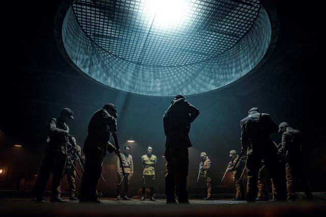 드라마 '경성크리처'에서 생체실험으로 만들어진 괴물을 경계하고 있는 일본군. 넷플릭스 제공