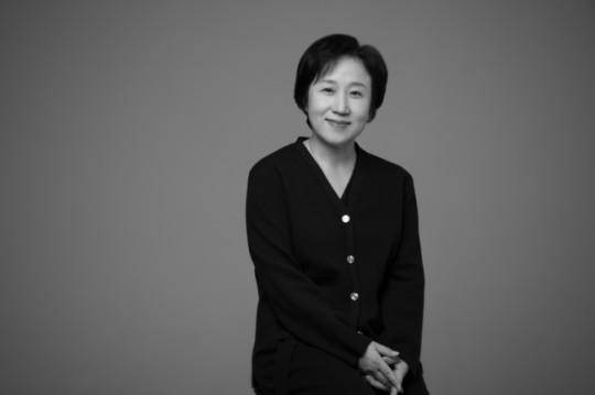 드라마 '경성크리처'를 쓴 강은경 작가. 시청률 40%를 웃돈 '제빵왕 김탁구'(2010)와 '낭만닥터 김사부' 시리즈(2016~2023) 등으로 시청자의 사랑을 받았다. 글라인 제공